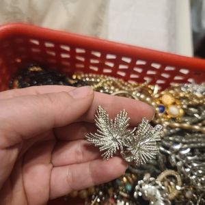 Vintage Sarah Coventry Leaf clip on earrings